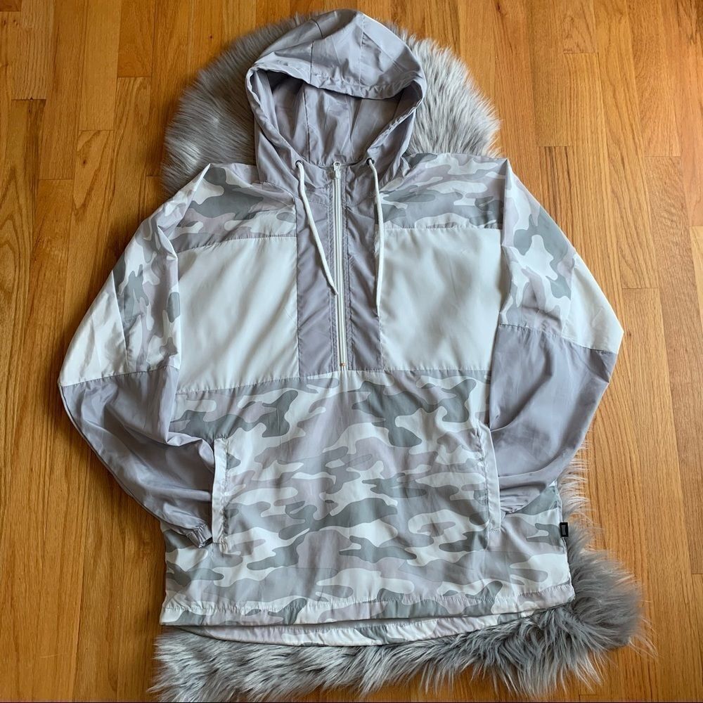 Women’s Beautiful Giant Lightweight Camo Jacket M